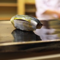 日本橋蛎殻町 すぎた - 美しく握られたこはだ