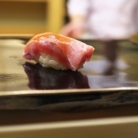 日本橋蛎殻町 すぎた - まぐろはヅケのあとに写真の中トロで