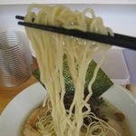 とんこつラーメン　なおじ - 自家製の低加水のストレート細麺リフトアップ