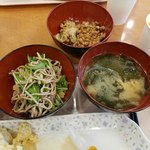 東横INN - サラダ蕎麦お味噌汁と納豆