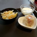 冠龍食府 - 漬物と焼売、杏仁豆腐