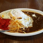 月来ル。 - 牛スジカレー目玉焼きのせ全景