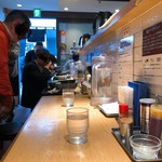 麺屋一燈 - 店内はカウンター席のみ11席の小規模店舗