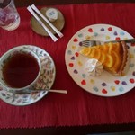 オレンジのタルトと紅茶