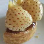 アヴランシュ・ゲネー - 白イチゴのアップ