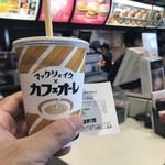 マクドナルド - 2018/04 グリコの カフェオーレ がそのままマックシェイクになって 、マックシェイク の優しい甘さとクリーミーさとコラボレーション。思った以上にコーヒー味を感じることができるんだけど、コーヒーの苦味は一切なし。はっきり言って、ボク好みなのだ