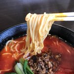 四川翔 - ややウェーブの掛かった中細麺はスープとの絡みも良く、コシのある歯応えで旨い。