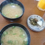 洋食コスギ - 味噌汁と漬物❗