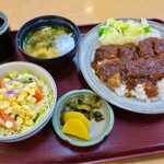 喜両由 - カツ飯  サラダのボリュームが有難い