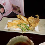 KATO'S DINING & BAR - 長崎県産の穴子の一本揚げの拡大写真です。茸、しし唐が添えてあります。
