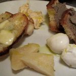 クオ　ヴァディス - チーズを注文したら無く色々盛り合わせてくれました