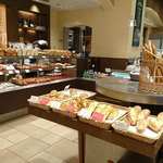 MAISON KAYSER Cafe - MAISON KAYSER COREDO 日本橋店 広い店内