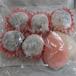 宮田餅菓子店 - 料理写真:いちご大福 162円、すあま 102円