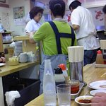 亀戸餃子 - 大将が焼いている後姿！