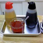 亀戸餃子 - タレ、酢、美味しいラー油。