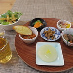 日替わり定食屋 マリポサキッチン - 最初に取った小鉢&サラダ(๑˃̵ᴗ˂̵)