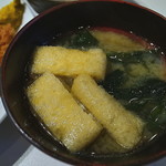 丸山吉平 - 油揚げにワカメの味噌汁が付属