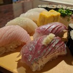 天史朗鮨 - 地魚おまかせ寿司 2,200円 （わらさ、スルメイカ、真鯛、平目、鯵、石鯛、カワハギ、玉子、塩辛細巻き）