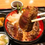 神戸館 - 飛騨牛ステーキ丼 箸あげ