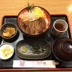 神戸館 - 飛騨牛ステーキ丼 汁物、小鉢、漬物、温かいお茶が付きます