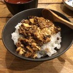 だいだいや - 紅い豆腐かけご飯
      うまい