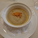 マ プール - （2018年4月　訪問）フランにマッシュルームのソースとコンテチーズのサブレが添えられたアミューズ。それぞれの食材の風味と特徴が全面に出つつも喧嘩せず優しくまとまっていました。