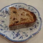 マ プール - （2018年4月　訪問）パンはカンパーニュ。京都のパン屋から仕入れているそうです。酸味が少なく料理とのバランスも取りやすい美味しいカンパーニュでした。