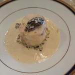 マ プール - （2018年4月　訪問）シェフのスペシャリテ、ジュラの郷土料理を愛知の伊達鶏で再現したそうです。モリーユの芳しい香りとバン・ジョーヌワインの香りが融合した奥深いソースが本気で美味しい♪リゾットも添えられていて、ボリュームも充分の一皿です。