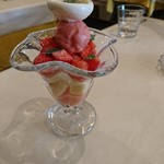 マ プール - （2018年4月　訪問）デザートはこの日から提供する新作と言う苺とルバーブのパフェ。