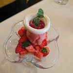 マ プール - （2018年4月　訪問）コースのデザートとは思えない、しっかりとボリュームのあるパフェでした。しかも間違いなく旨い。