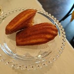 マ プール - （2018年4月　訪問）小菓子はマドレーヌ。これもパフェ同様しっかりしたボリューム。食べきれない時は持ち帰りも出来るそうです。