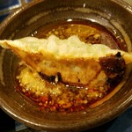 餃子工房 ギョィィィィィィン - 餃子はにんにくオイルと自家製ラー油でいただく