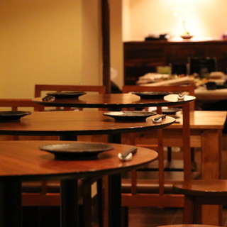 2名様用のテーブル席はデートなどに人気のお席。