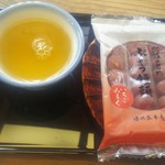 日乃出本店 - 「ぶどう饅頭 春いちご(3本入)」220円