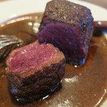 Loetje - ・「Beef tenderloin steak 'Bali' XL(€28.45)」の断面。