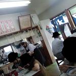 一竜軒 - 店内はﾃｰﾌﾞﾙ席のみの構成で、お一人様は相席を願う活気ある雰囲気