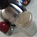 一竜軒 - 卓上にはコショウのみが置かれ、他爪楊枝と割り箸以外一切ない