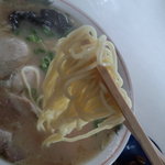 中細麺ｽﾄﾚｰﾄで少しだけ緩やかな曲線入った麺、ｽｸｴｱ断面、低加水率