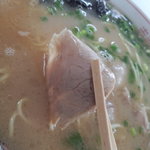 チャーシューは豚ロース肉で薄めのカット。味は大人しい素朴な肉味