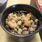 信濃庵 - つゆに天かす入れて食う