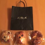 ル・プチメック - ブリオッシュ3種（左からミルクチョコとアーモンドスライス・バナナとチョコ・マカダミアナッツとホワイトチョコレート）