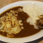 逃現郷 - 自家製牛スジカレーもある