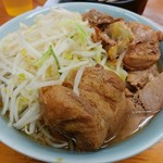 ラーメン二郎 - 小豚ノーコールの麺少なめカタメ。手前の豚さんが....