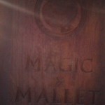 Majikku Maretto - 後で知ったけど、マレットって「打ち出の小槌」ミャんだって。それが彫られた看板