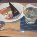 自家製サワーと熟成マレットケーキのセット。優しい味でくつろげるミャ。