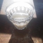 外は寒いこともあって甘酒がサービスミャった。