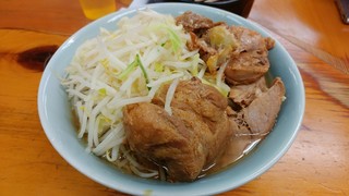 Ramenjirou - 小豚ノーコールの麺少なめカタメ。手前の豚さんが....