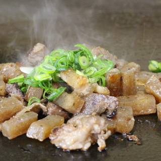 絶対食べるべき！鉄板仕上げの【すじこん】が酒肴として抜群☆