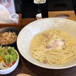 うどん大師 空海 - カルボナーラうどん+炊き込みご飯 1000円