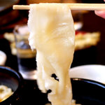 手打そば 梅乃家 - 飛び上がる一反木綿（うどんの切れ端）